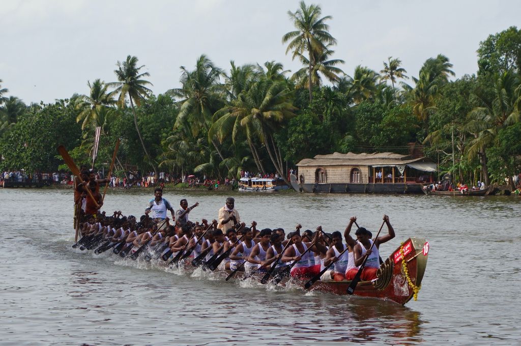 men rowing a boat-G20 India